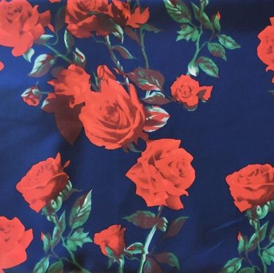 Креп костюмка троянди на темно синьому фоні